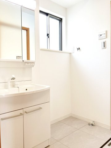 千葉市稲毛区宮野木町戸建③の洗面所|忙しい朝には欠かせない洗面所です