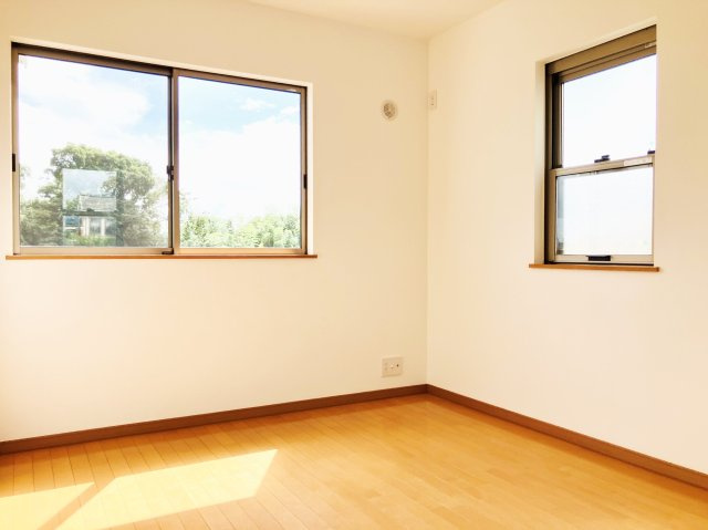 千葉市稲毛区宮野木町戸建③の洋室|落ち着いた色調の洋室です