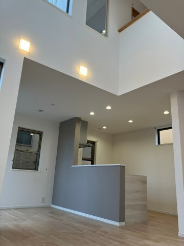 川口市弥平四丁目戸建の居間・リビング|ゆったり過ごせるリビングです