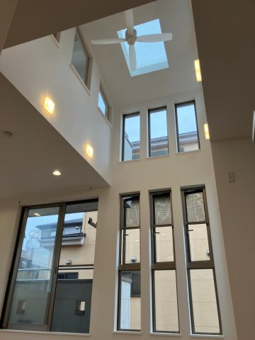 川口市弥平四丁目戸建の内装|明るい色調の室内です