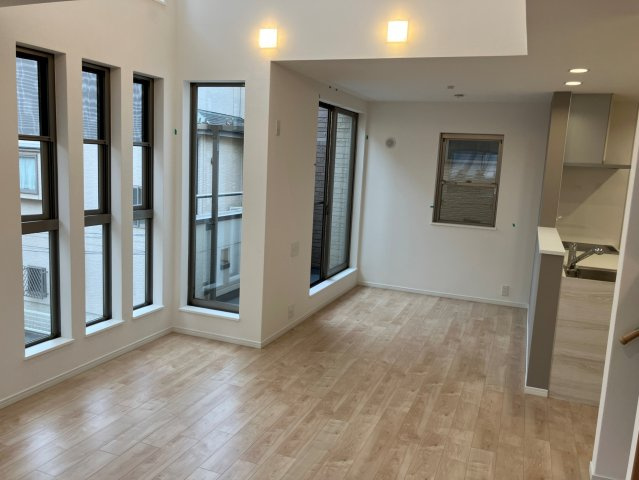 川口市弥平四丁目戸建の居間・リビング|使いやすいリビングです