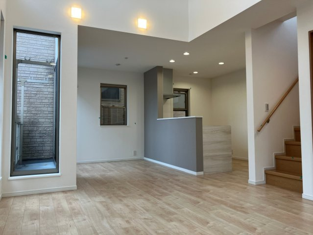 川口市弥平四丁目戸建の居間・リビング|こちらの居間で趣味の時間をお楽しみください