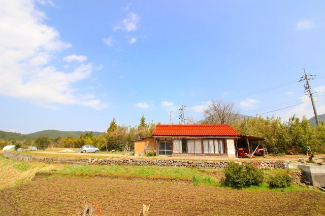 ■□■大山町赤松古家付土地■□■の外観|南側道路より見た対象地になります。手前の田は、対象地に含みません。
