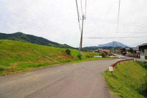 ■□■大山町赤松古家付土地■□■の前面道路含む現地写真|公道の幅員約6.5ｍになります。
