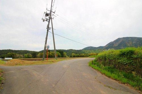 ■□■大山町赤松古家付土地■□■の前面道路含む現地写真|前道は公道の幅員約6.5ｍ