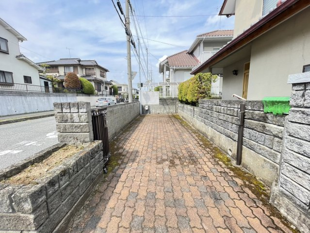 藤原台北町4丁目　戸建ての駐車場|駐車場縦列2台駐車可能。（※車種によります。）