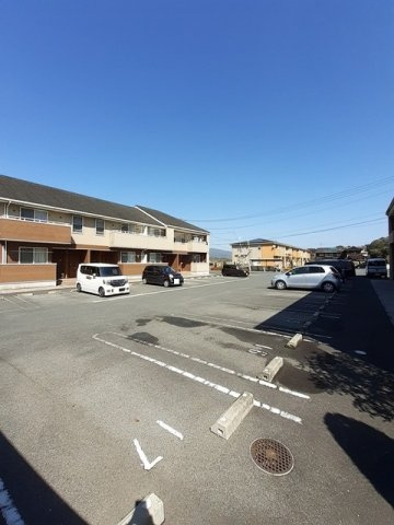 メイプルビュ－・プラッツＡの駐車場