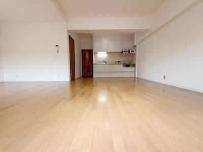 【居間・リビング】 | ローレルハイツ東天美 | ここにはみんなが集い、食事と楽しい会話が始まる。話に夢中になりすぎて、ついつい時を忘れてしまう。そんな束の間の幸せを感じさせてくれる場所。