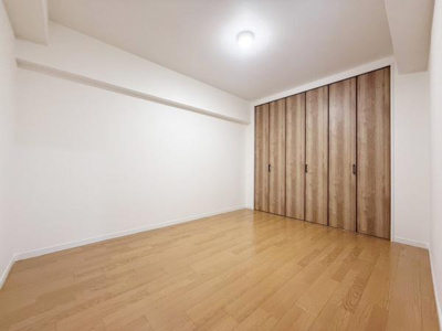 【寝室】 | ローレルハイツ東天美 | 全居室には収納を完備！普段使いのお洋服や小物はもちろん、季節物のお洋服などもしっかりと整理整頓おしまい頂けます。居室空間をより広く隅々までお使いいただけますね♪