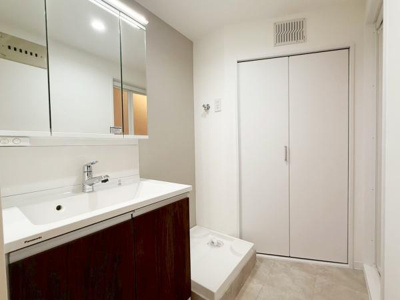 【独立洗面台】 | ローレルハイツ東天美 | ゆとりの洗面スペースで朝の身支度も快適スムーズに。髪のセットやお化粧もストレスなくこなせ、朝から気分良く通勤通学に向かえそうですね！