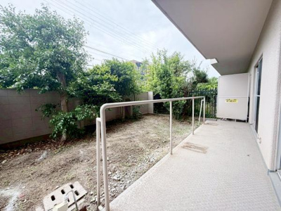 【内装】 | ローレルハイツ東天美 | 物干しセットを追加すれば、一度にたくさんのお洗濯物が干せるのが魅力！テーブルセットを広げ、夕涼みを楽しみながら一杯呑むのも楽しいかも…