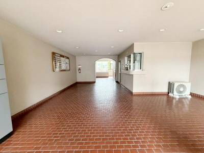 【エントランス】 | ローレルハイツ東天美 | 管理人室のあるエントランスで防犯も安心できそう。