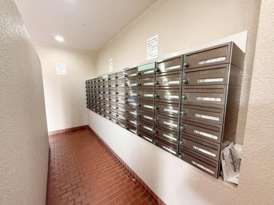 【その他共用部分】 | ローレルハイツ東天美 | 郵便ポスト前もチラシが散らかったりせずしっかりと管理されています♪