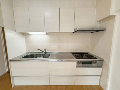 【キッチン】 | ローレルハイツ東天美 | ご家族みんなで調理ができる位のスペースを実現したキッチン空間となっております。みんなで作った料理を召し上がりながらの会話は至福のひとときになるはずです♪