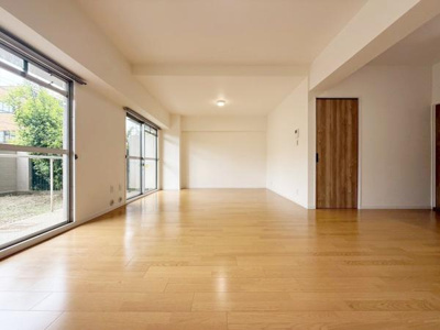 【居間・リビング】 | ローレルハイツ東天美 | 大切なご家族が集まるからこそＬＤＫはこだわりたい！休日はおひさまの光をたっぷりと取りこめるリビングでゆったりと過ごしませんか？子供たちが元気に笑いながら走り回っても十分な広さの空間です。