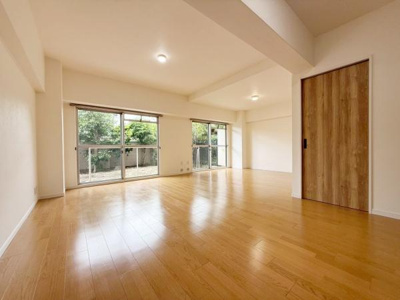 【居間・リビング】 | ローレルハイツ東天美 | 家族の笑い声が聞こえてきそうな大空間♪大きめのLDKはそれだけで心が和みます。家族揃ってリビングで過ごすお休みの日が、楽しみになる場所となることでしょう。