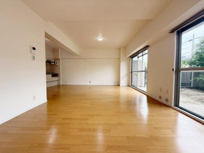 【居間・リビング】 | ローレルハイツ東天美 | 室内にいても、たっぷりの陽光と爽やかな風を感じて頂ける、開放感あふれるリビングです。
ご家族と穏やかに過ごす、心地の良い時間が流れます。