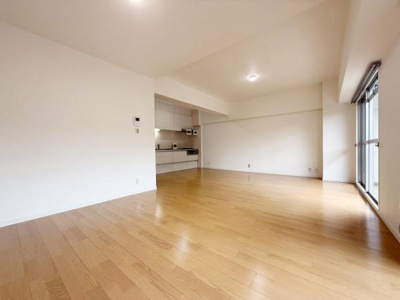 【居間・リビング】 | ローレルハイツ東天美 | 家族の一体感を感じられる広々スペース！家族と過ごす時間を大切にする方にぴったりのゆとりの住空間です♪室内は全体的に汚れ・傷みなども少なく良好な状態です♪