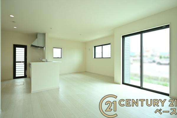 リーブルガーデン大豆越 ３号棟 ／新築一戸建の居間・リビング|■現地撮影写真■ご家族でくつろいでいただける広々したリビングです！