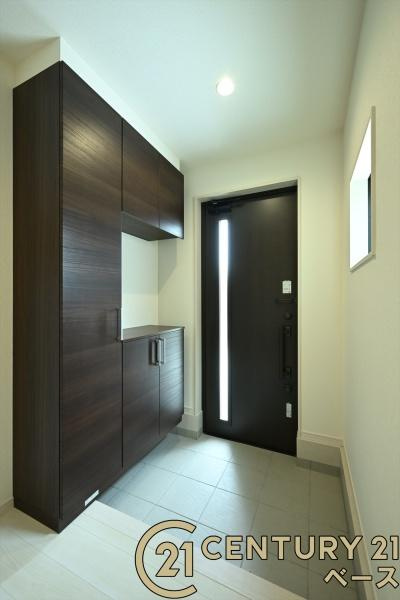 リーブルガーデン大豆越 ２号棟 ／新築一戸建の玄関|■現地撮影写真■すっきりとした明るい玄関が家族やお客様を迎えてくれます！