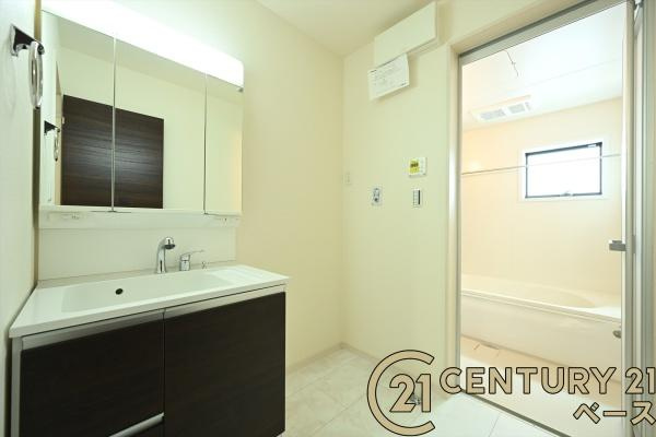 リーブルガーデン大豆越 ２号棟 ／新築一戸建の独立洗面台|■現地撮影写真■三面鏡タイプのミラーキャビネット！収納スペースも豊富です！