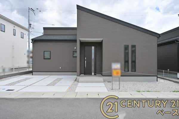 リーブルガーデン大豆越 ２号棟 ／新築一戸建の駐車場|■現地撮影写真■広々とした前面道路でお車の駐車もスムーズ！