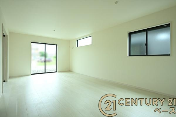 リーブルガーデン大豆越 ２号棟 ／新築一戸建の居間・リビング|■現地撮影写真■ご家族でくつろいでいただける広々したリビングです！