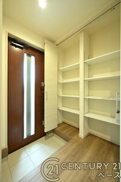 リーブルガーデン大豆越 ４号棟 ／新築一戸建の玄関|■現地撮影写真■すっきりとした明るい玄関が家族やお客様を迎えてくれます！