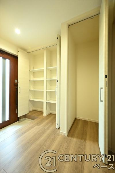 リーブルガーデン大豆越 ４号棟 ／新築一戸建の収納|■現地撮影写真■あると嬉しい便利な廊下収納を完備！