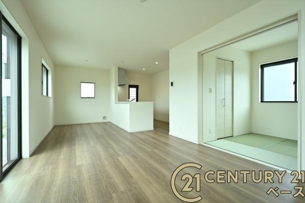 リーブルガーデン大豆越 ４号棟 ／新築一戸建の居間・リビング|■現地撮影写真■ご家族でくつろいでいただける広々したリビングです！