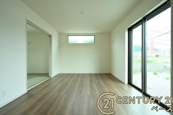 リーブルガーデン大豆越 ４号棟 ／新築一戸建の居間・リビング|■現地撮影写真■大きな窓から柔らかい光が射し込みます！