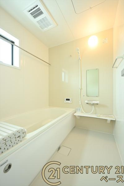 リーブルガーデン大豆越 ４号棟 ／新築一戸建の浴室|■床は水ハケが良く、乾きやすいのでカビの発生も軽減！嬉しい浴室乾燥機付です！