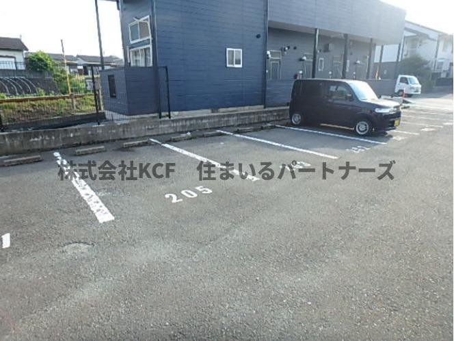 コーポ幸の駐車場|駐車場があるので、車を買う予定の方も安心です