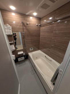 【浴室】 | 仮称）御願塚６丁目新築アパート | １６１６サイズ　４面化粧パネル　大理石浴槽　追い炊き機能