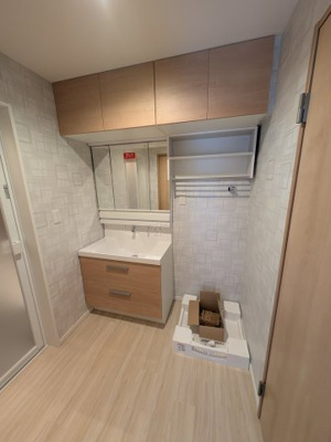 【独立洗面台】 | 仮称）御願塚６丁目新築アパート | 横幅９０ｃｍ　上部収納　ランドリー棚付