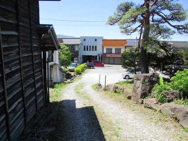 諏訪市清水１丁目の中古一戸建の前面道路含む現地写真