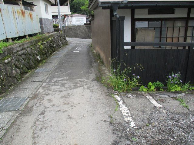 諏訪市清水１丁目の中古一戸建の前面道路含む現地写真|前面道路