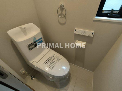 【トイレ】 | 三ッ沢南町戸建て | 窓のある明るいお手洗いは温水洗浄便座です。