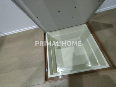 【キッチン】 | 三ッ沢南町戸建て | 食材のストック等に便利な床下収納です。