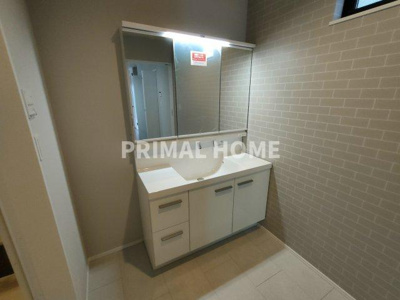 【独立洗面台】 | 三ッ沢南町戸建て | アクセントクロスがかわいい、広々とした独立洗面台です。