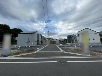 【前面道路含む現地写真】 | 東大和市芋窪4丁目　建築条件付き売地　【全12区画】