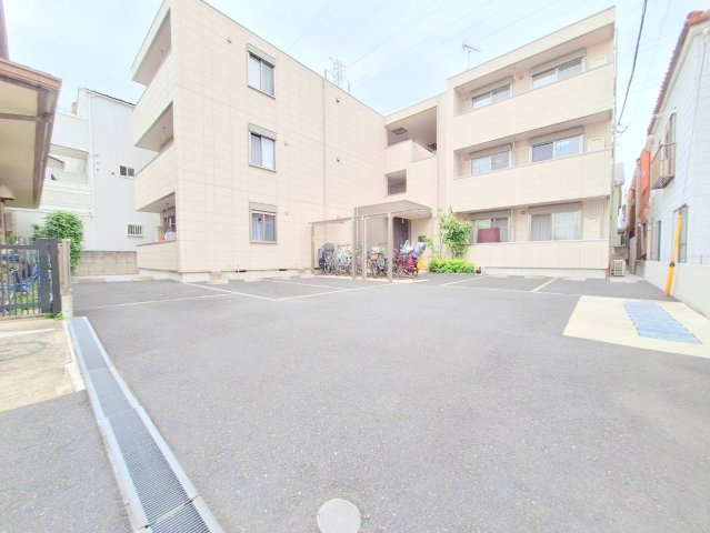 メゾンベールＦｕｊｉの駐車場