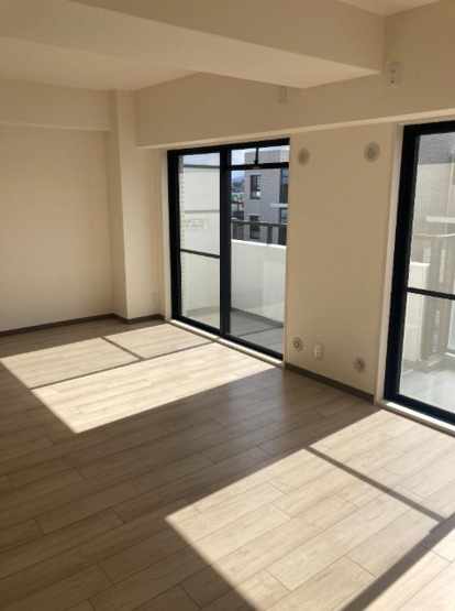 【居間・リビング】 | ダイヤモンドメゾン南田辺 | 【LDK：約13.2帖】全室クロス貼替え、フローリング新調、水廻り設備一新、各室建具新調済みです☆