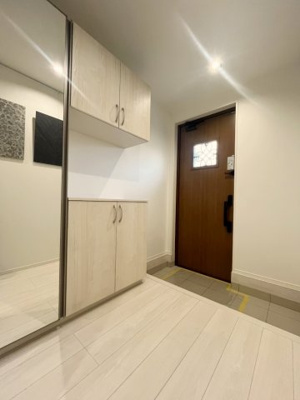 【玄関】 | 杉並区下井草三丁目戸建 | 明るい玄関です