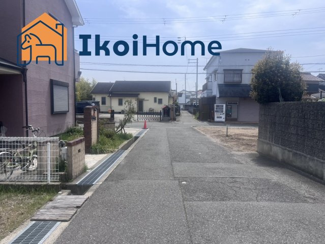 神戸市西区長畑町　新築戸建の前面道路含む現地写真|●年中無休：当日予約可●前面道路との高低差なく、お車の入出庫の際も楽々安心です。