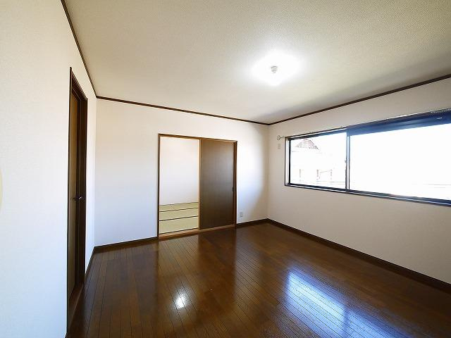 ルミエール二階堂の洋室|ゆったりとした居間です