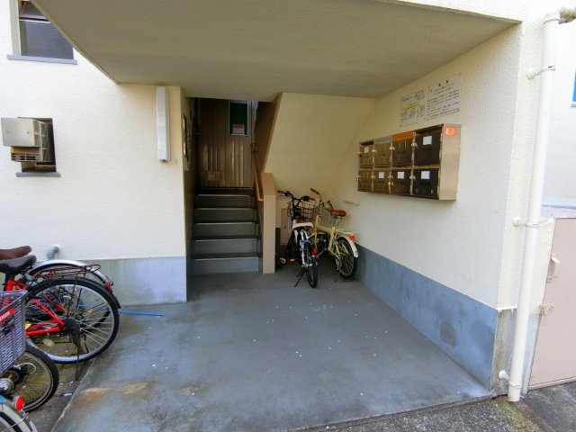 公団狭山住宅16号棟のエントランス