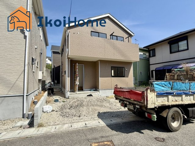神戸市西区玉津町高津橋第5　4号棟　新築戸建の前面道路含む現地写真|4棟とも駐車スペース2～3台可能です！リビングは17帖ございます！南西向きのカウンターキッチンです！