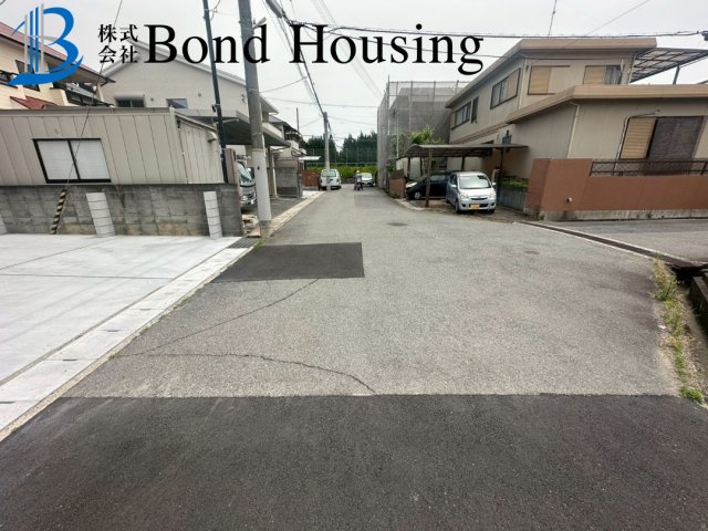 床暖房など設備充実・LDKは広々19.4帖　福吉台2丁目の前面道路含む現地写真