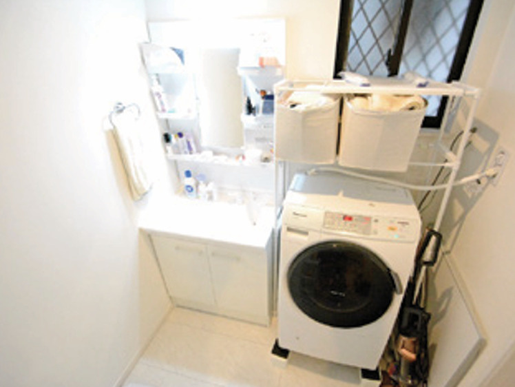 中古/新座市東1丁目の脱衣所|小窓もあって換気もしやすいです
